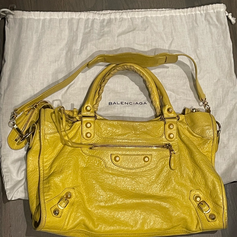 Balenciaga 100% authentic Curry (chartreuse) Lambskin with Gold Studs City Bag